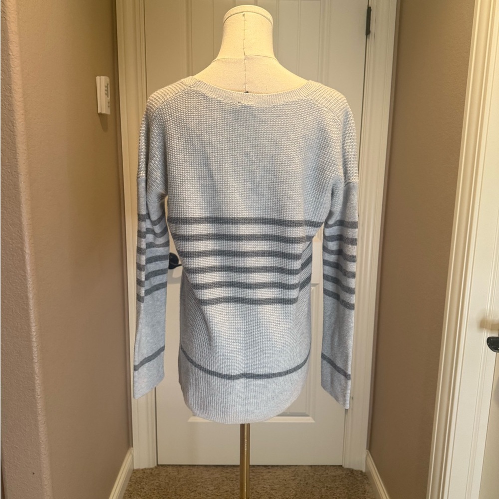 GAP Gray Knit Sweater - Picture 3 of 4